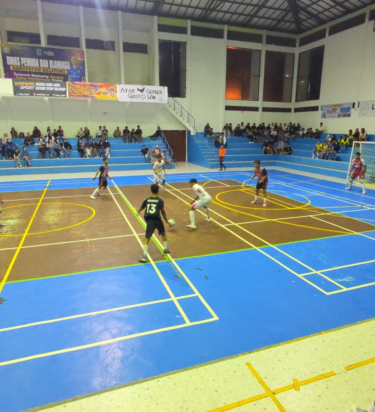 Atmosfer panas dan penuh semangat kembali tersaji di GOR Tanjungpandan pada lanjutan Turnamen Futsal Pelajar Kano Cup IV 2026