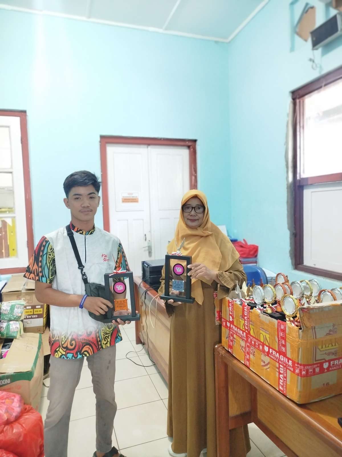Pengantaran dan Serah Terima Thropy FLS3N Tingkat SMP Kabupaten Belitung 2026 di Dinas Pendidikan dan Kebudayaan Belitung