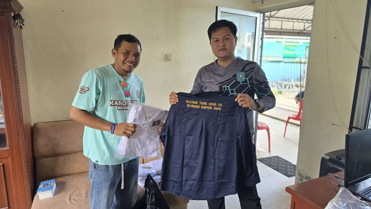 Penyerahan Seragam Pelatihan Teknik Dasar Las Kelurahan Kampung Damai